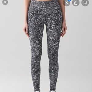 Lululemon wonder under black/white speckle